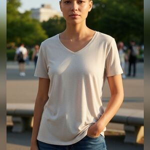 HP!! EUC Chico's Super Soft Beige Ultimate Tee Size 0P (SP) Tshirt!